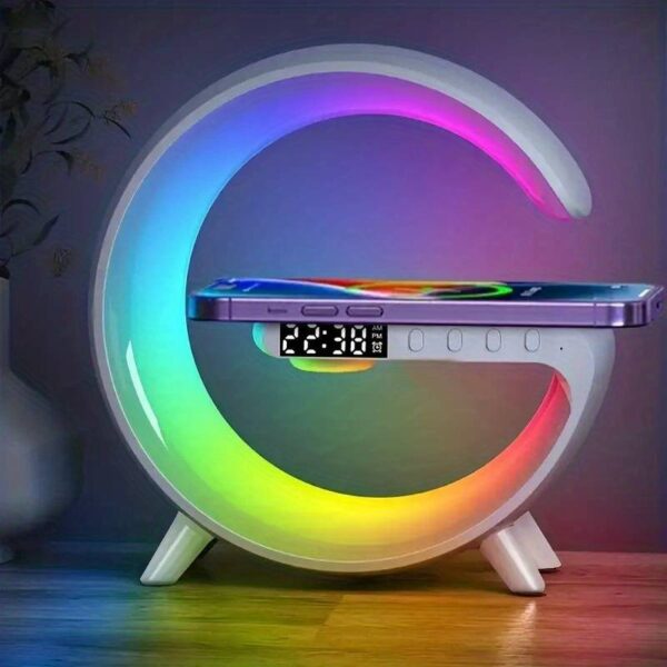 Lampă RGB G cu Ceas cu Alarmă, Difuzor Bluetooth Integrat, Încărcător Wireless Rapid, Lumină Ambientală Multicoloră și Funcție de Trezire cu Sunet